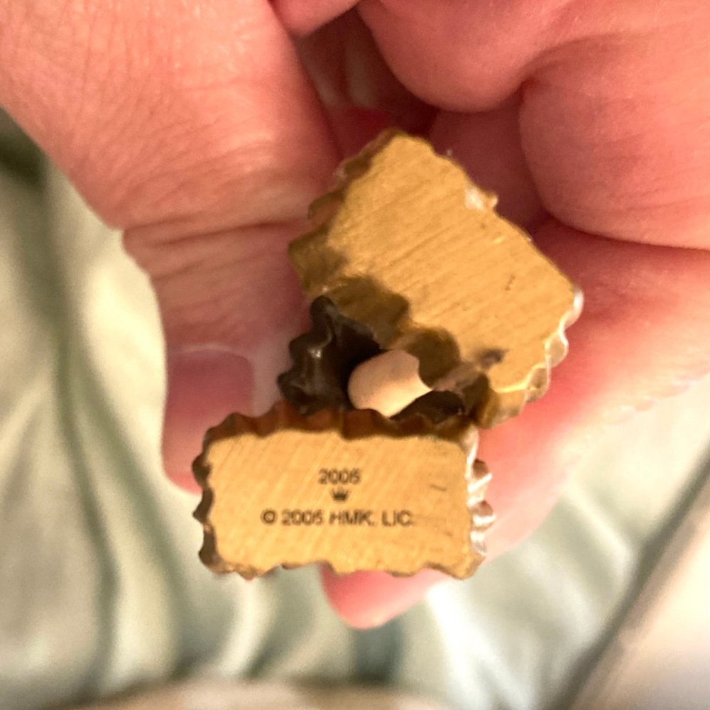 Hallmark 2005 Queen of Chocolate Ornament - Picture 7 of 8